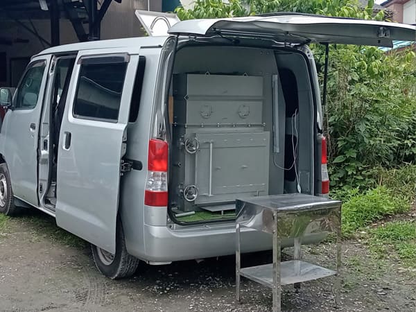 自宅へ訪問するペット専用の出張火葬車